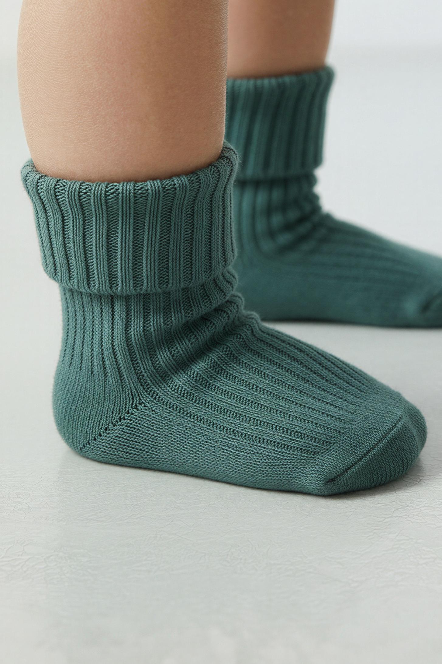 LOT DE QUATRE CHAUSSETTES COULEURS DANS UNE BOÎTE